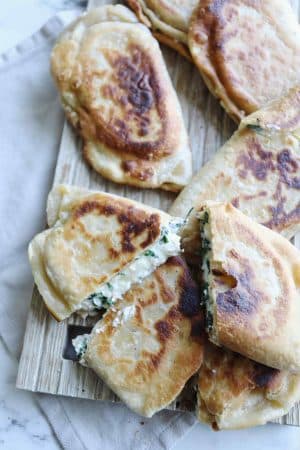 Fladbrød med feta og spinat