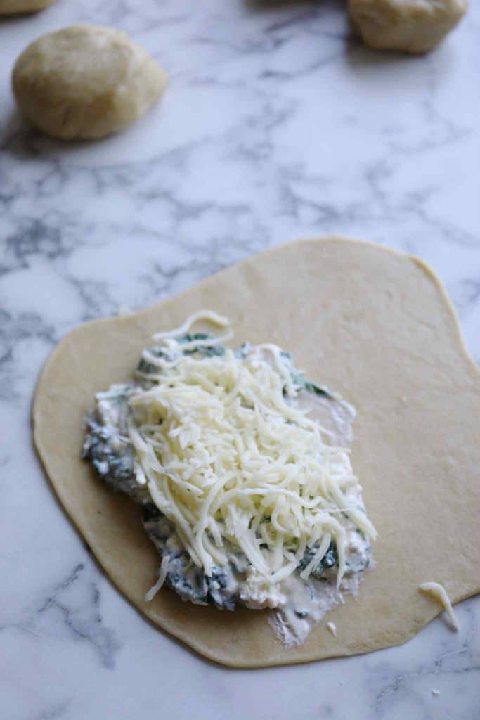 Fladbrød med feta og spinat