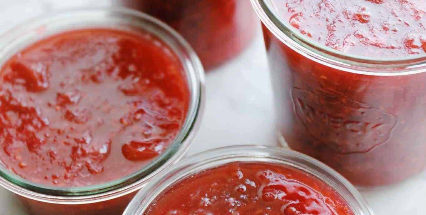 Jordbærmarmelade med rabarber og hindbær