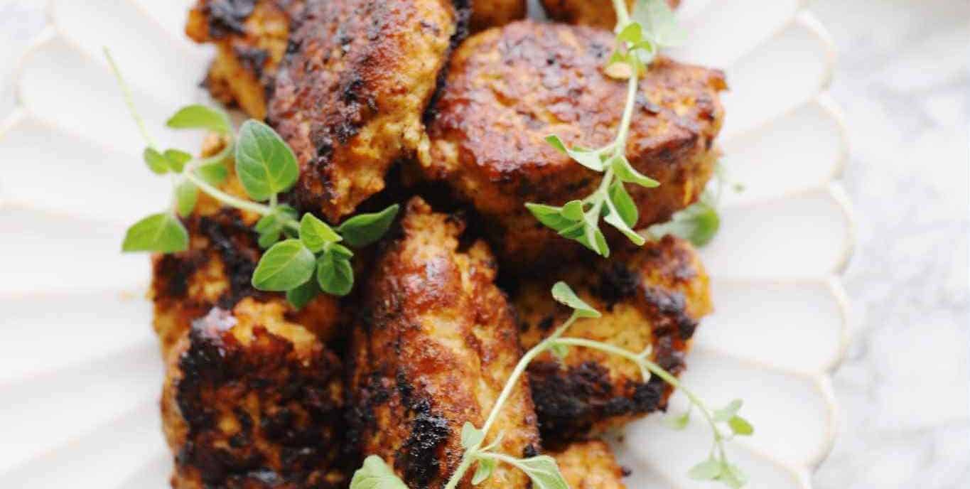 Kyllingefrikadeller med pesto og hytteost