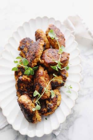 Kyllingefrikadeller med pesto og hytteost