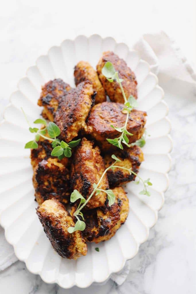 Kyllingefrikadeller med pesto og hytteost