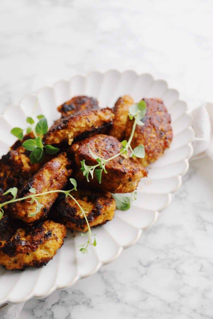 Kyllingefrikadeller med pesto og hytteost