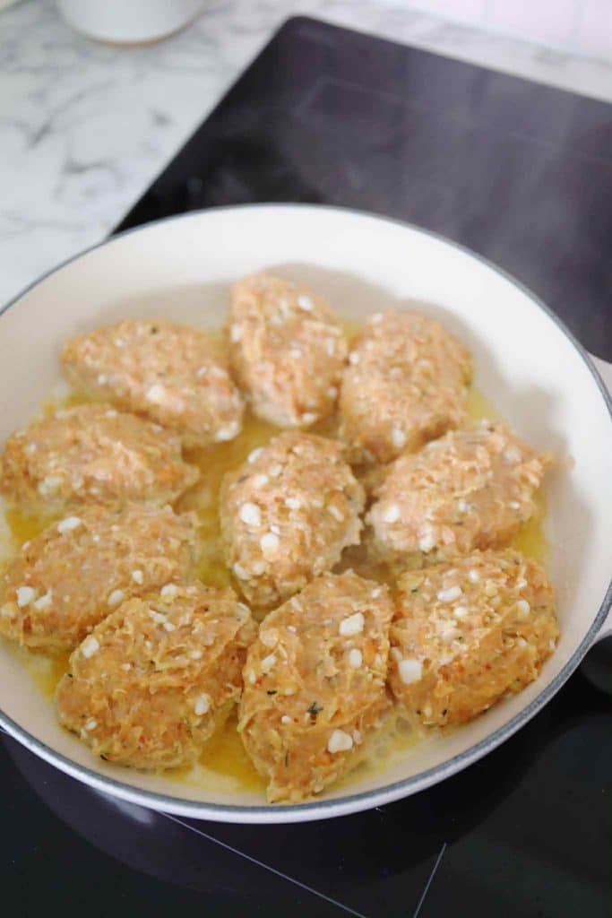 Kyllingefrikadeller med pesto og hytteost