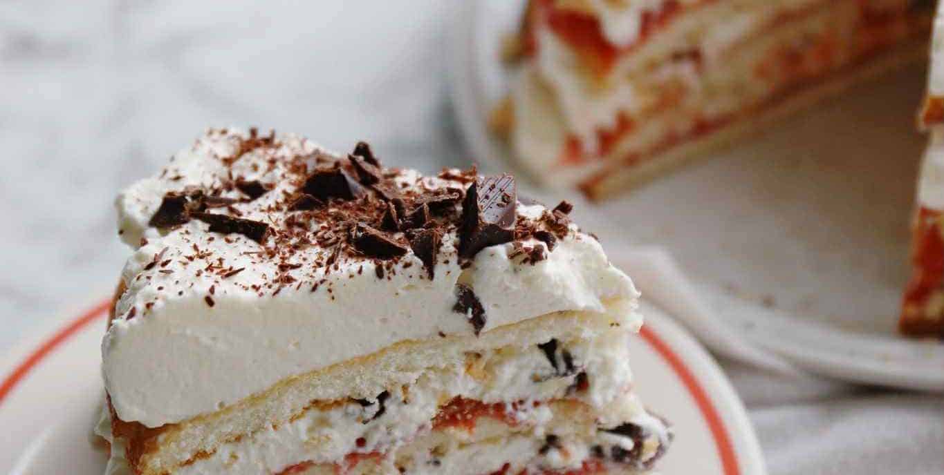 Lagkage med marmelade og makroner