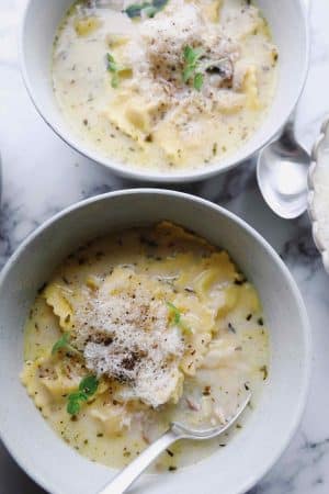Løgsuppe med tortellini