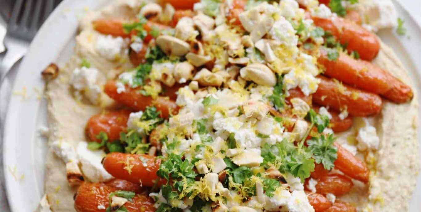 Bagte gulerødder på hummus