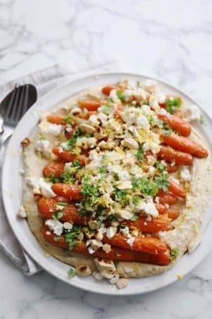 Bagte gulerødder på hummus
