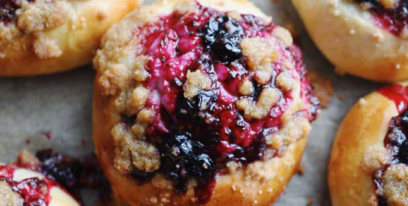 Boller med solbær og flødeost