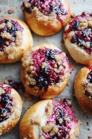 Boller med solbær og flødeost