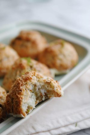 Kokosmakroner med pistacie og lime