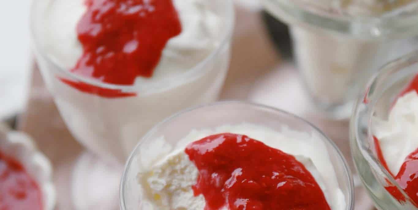 Yoghurtmousse med hindbær