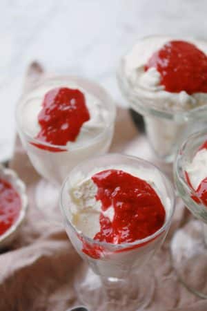 Yoghurtmousse med hindbær