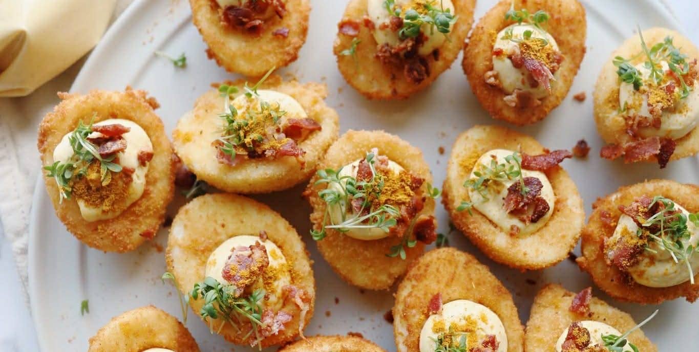 Friterede djævleæg med bacon