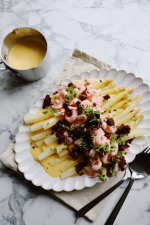 Hvide asparges med hollandaise