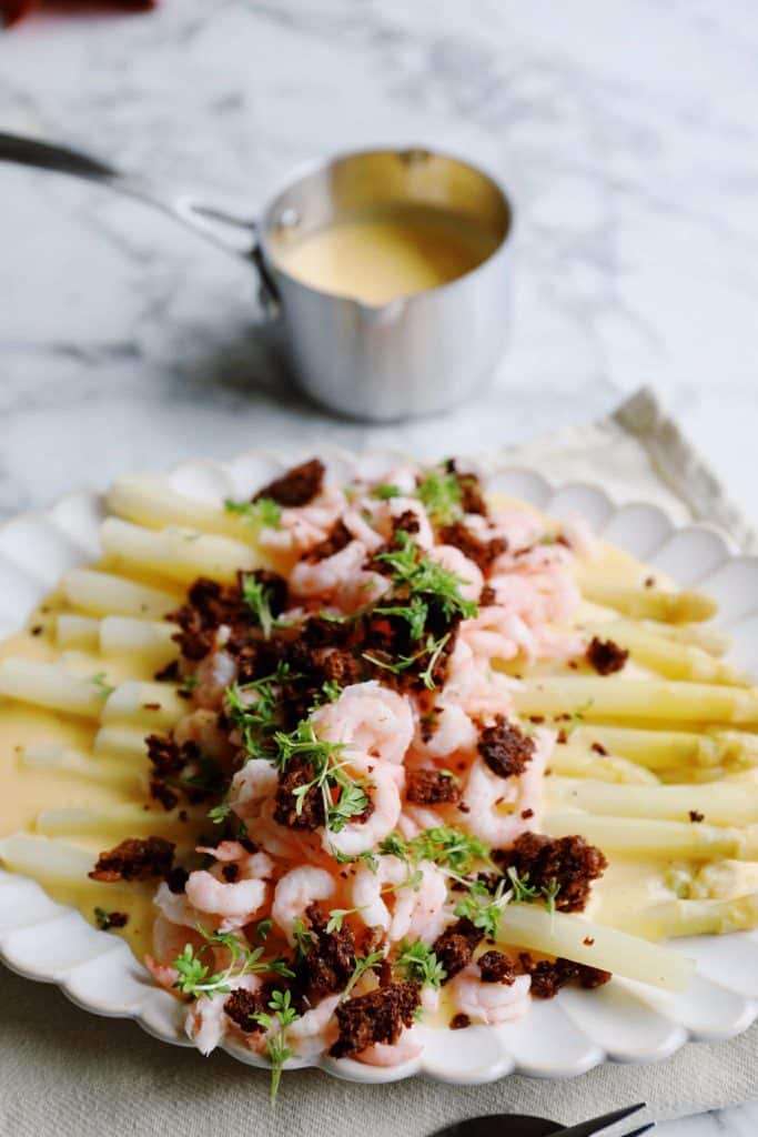 Hvide asparges med hollandaise