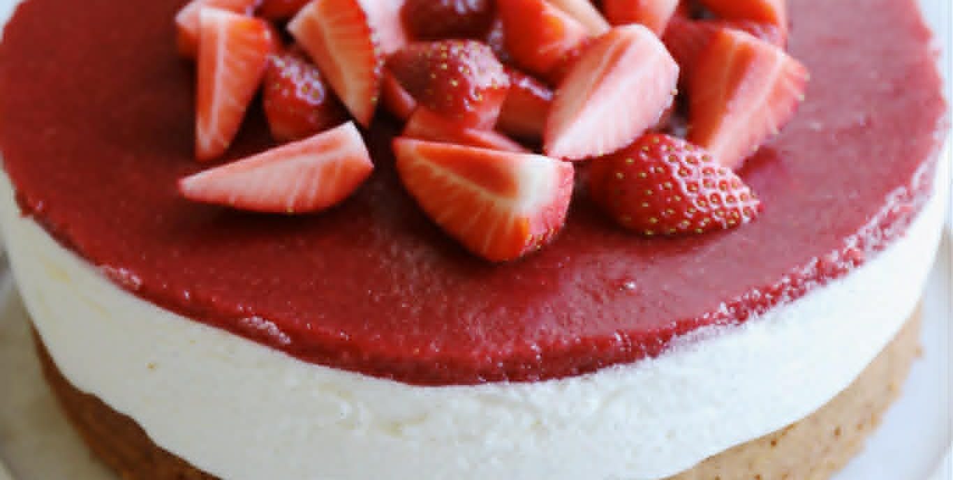 Jordbærkage med makronbund