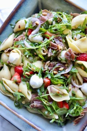 Pastasalat med jordbær