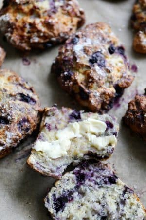 Scones med hytteost og blåbær