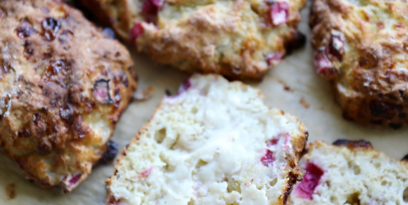 Scones med hytteost og rabarber