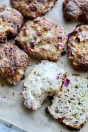 Scones med hytteost og rabarber