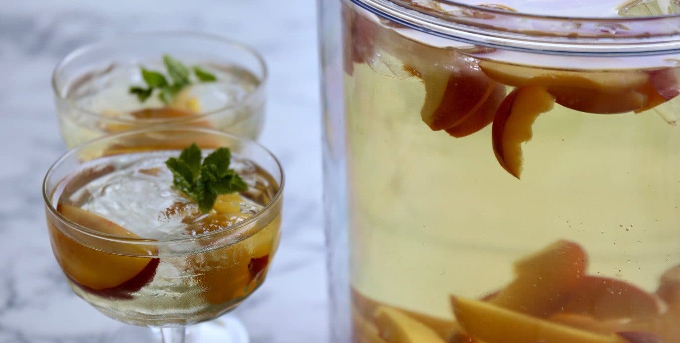 Velkomstdrink med hvidvin og hyldeblomst