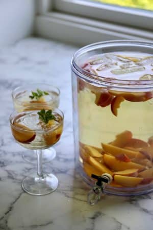 Velkomstdrink med hvidvin og hyldeblomst