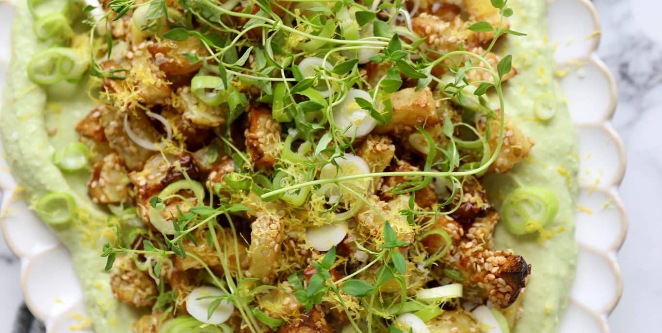 Sesamkartofler på avocadocreme