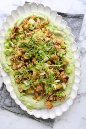 Sesamkartofler på avocadocreme